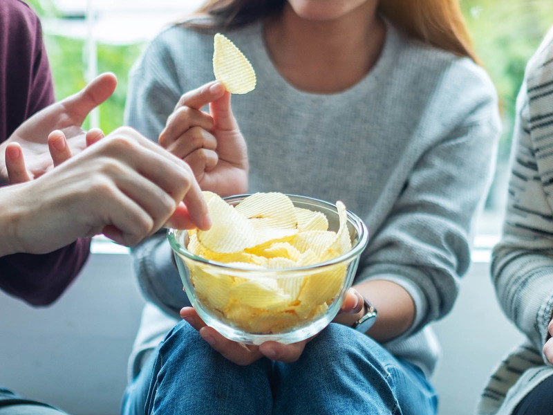 Neben rund 530 Kilokalorien pro 100 Gram enthalten viele Chips auch Schadstoffe.