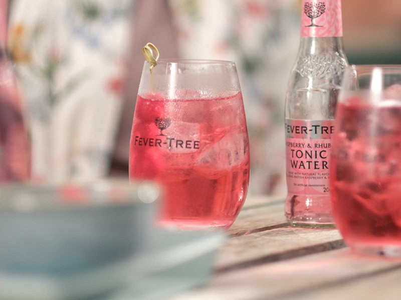 Gin mit Raspberry &amp; Rhubarb Tonic Water.