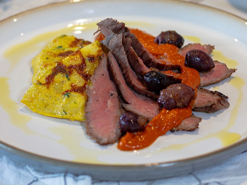 Flanksteak mit Tortilla und karamellisierten Oliven an einer Mojosauce
