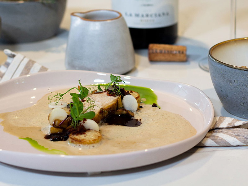Gebratene Perlhuhnbrust, Steinpilz-Velouté mit gerösteten Kohlrabi und Chorizo-Crumble