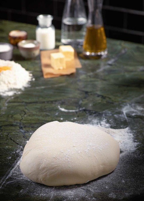 Die Zutaten wie im Rezept verarbeiten und einen Teig herstellen.