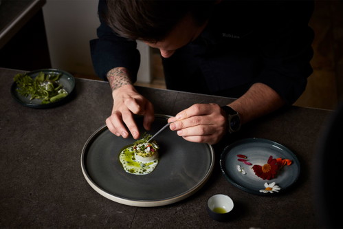 «Marktküche», Zürich: In seiner «Marktküche» kreiert der junge Tobias Hoesli geschmack- und kunstvolle Gerichte, die mit der herkömmlichen vegetarischen Küche wenig zu tun haben. Der Küchenchef bietet in dem stilvollen Restaurant eine monatlich wechselnde Karte mit fleischlosen Gourmet-Kreationen aus lokalen Produkten und zum Teil beinahe vergessenen Gemüsesorten.
marktkueche.ch