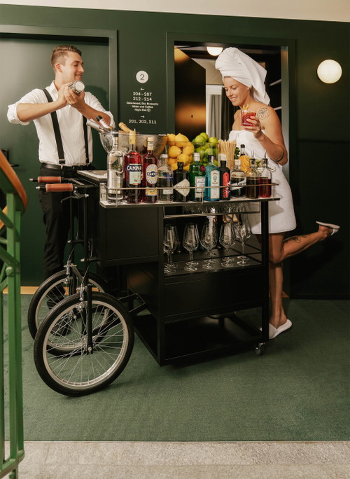 Der «Flying Bar Chef» kommt mit seiner rollenden Bar direkt zum Gast.