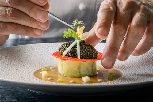 Ausnahmekoch Philippe Chevrier serviert in seinem Restaurant «Domaine de Châteauvieux» Erstklassiges.