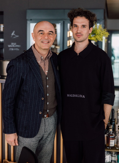 «Magdalena»-Chef Dominik Hartmann mit Piergiorgio Cecco, Regional Operations Manager von Genesis Schweiz.