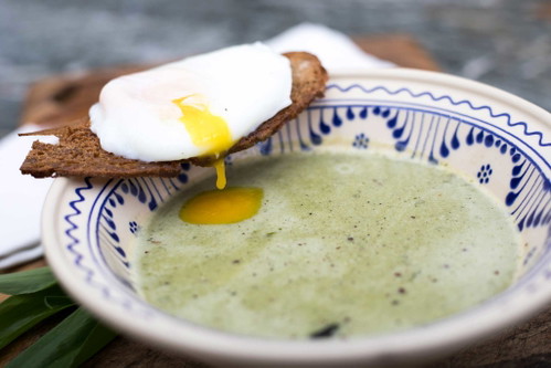 Bärlauchcremesuppe mit pochiertem Ei