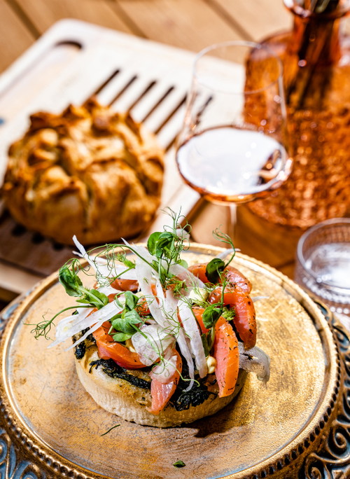 «Skihütte Stand»: Gebeizter Lachs an Safranmayonnaise und Fenchelsalat auf Spinat-Wolkenkuchen.