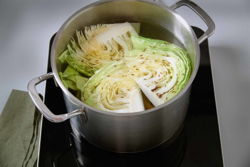 2. Das Kraut in große Stücke schneiden und in einem Topf mit Wasser, den Gewürzen, Essig und Salz weich kochen.