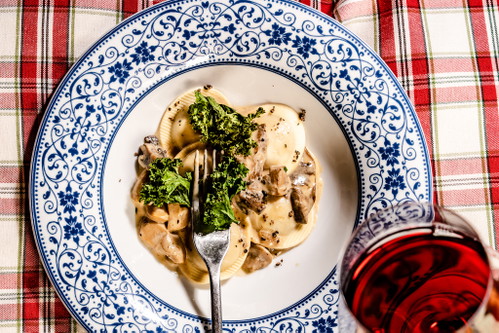 «Skihütte Stand»: Ravioli gefüllt mit Knollensellerie an Steinpilzsauce und Federkohlcrunch.
