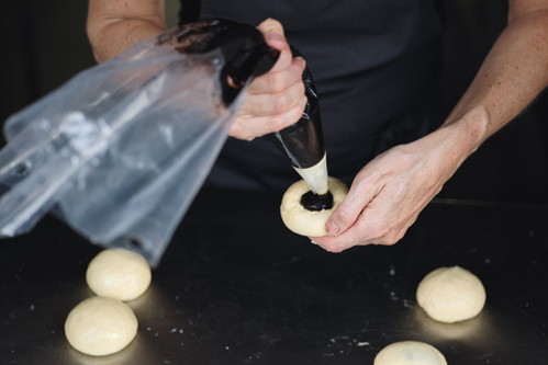 10. Füllen Den Powidl mithilfe eines Dressiersacks oder Teelöffels füllen, den Teig darüberziehen und abermals zu einem glatten Knödel schleifen.