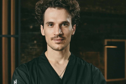 «Magdalena», Rickenbach: Gemüse bildete von Anfang an den Mittelpunkt von Dominik Hartmanns Küche im «Magdalena», das kurz nach seiner Eröffnung auf Anhieb mit zwei Michelin Sternen ausgezeichnet wurde. Anfang 2022 verkündigte der junge Chef, dass er für seine Gerichte ab sofort gänzlich auf Fleisch und Fisch verzichten werde. Damit ist das «Magdalena» das einizige Zwei-Sterne-Restaurant in der Schweiz, das auf eine vegetarische Küche setzt.
restaurant-magdalena.ch