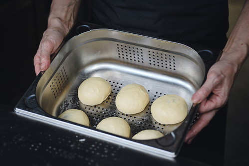 11. Dämpfeinsatz Füllen Die Knödel mit ausreichend Abstand in den Dämpfeinsatz des Dampfgarers setzen.