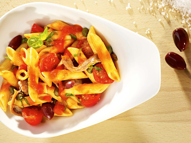 Penne mit Tomaten, Sardellen, Kapern und Oliven