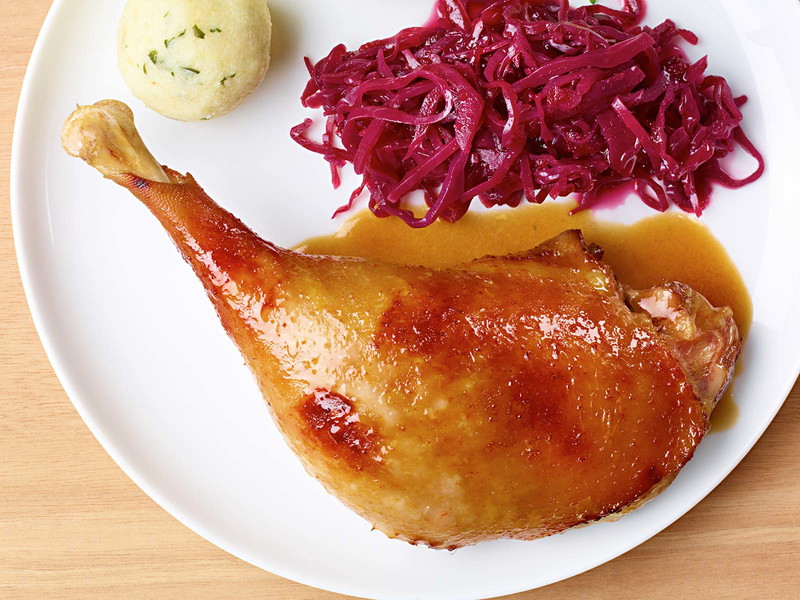 Bayrische Gans mit Blaukraut und Knödeln