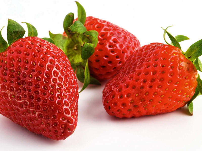 Auf der Höhe ihrer Reife schmecken Erdbeeren am besten pur, noch besser auf einem zarten Baiser.