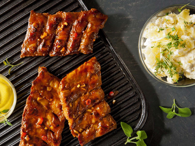 Schweinsripperl mit Grillkartoffelstampf