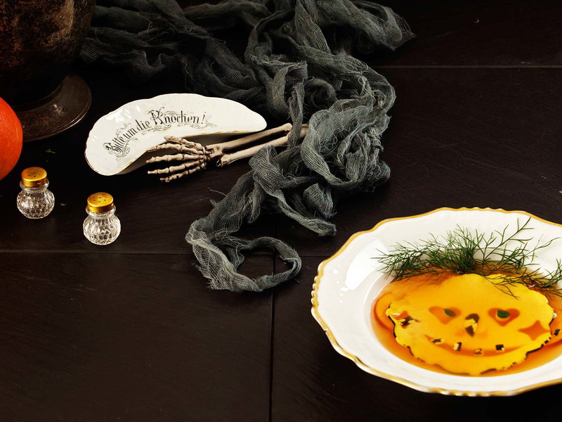 Geliertes Süppchen mit Kürbisbällchen