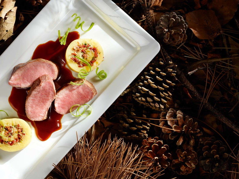 Wildschweinrücken mit Wickelklößen