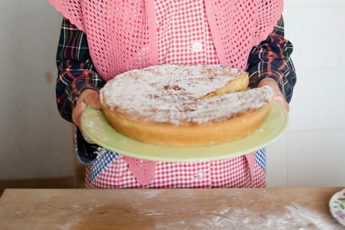 8. Fertig.&nbsp;Nun servieren &amp; genießen!
Voilà, Sie haben es geschafft! Wenn alles gut geht, halten Sie jetzt einen Osterkuchen in Händen, der so prächtig ist wie der von Nonna Rita. Abkühlen lassen, aufschneiden, genießen – und Espresso dazu!
