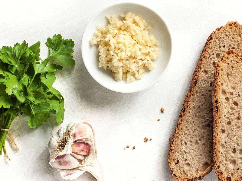 Zum Würzen der Markknochen: Knoblauch, Ingwer und Petersilie.