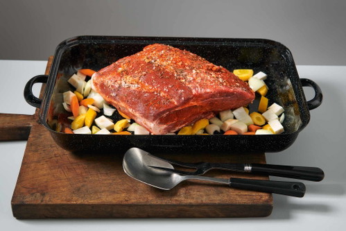 1. Das geschnittene Gemüse inklusive der Zwiebel in ein Reindl geben und das Fleisch daraufsetzen. In den Ofen geben.