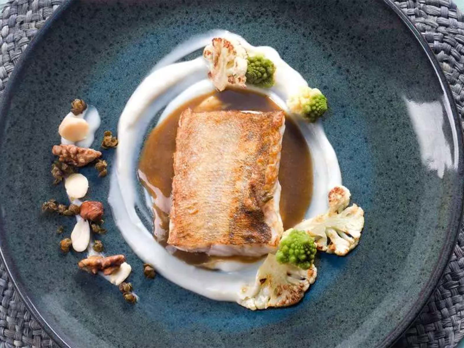 Zanderfilet mit Kapern-Rosinen-Sauce.