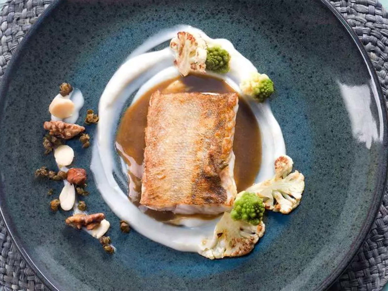 Zanderfilet mit Kapern-Rosinen-Sauce.
