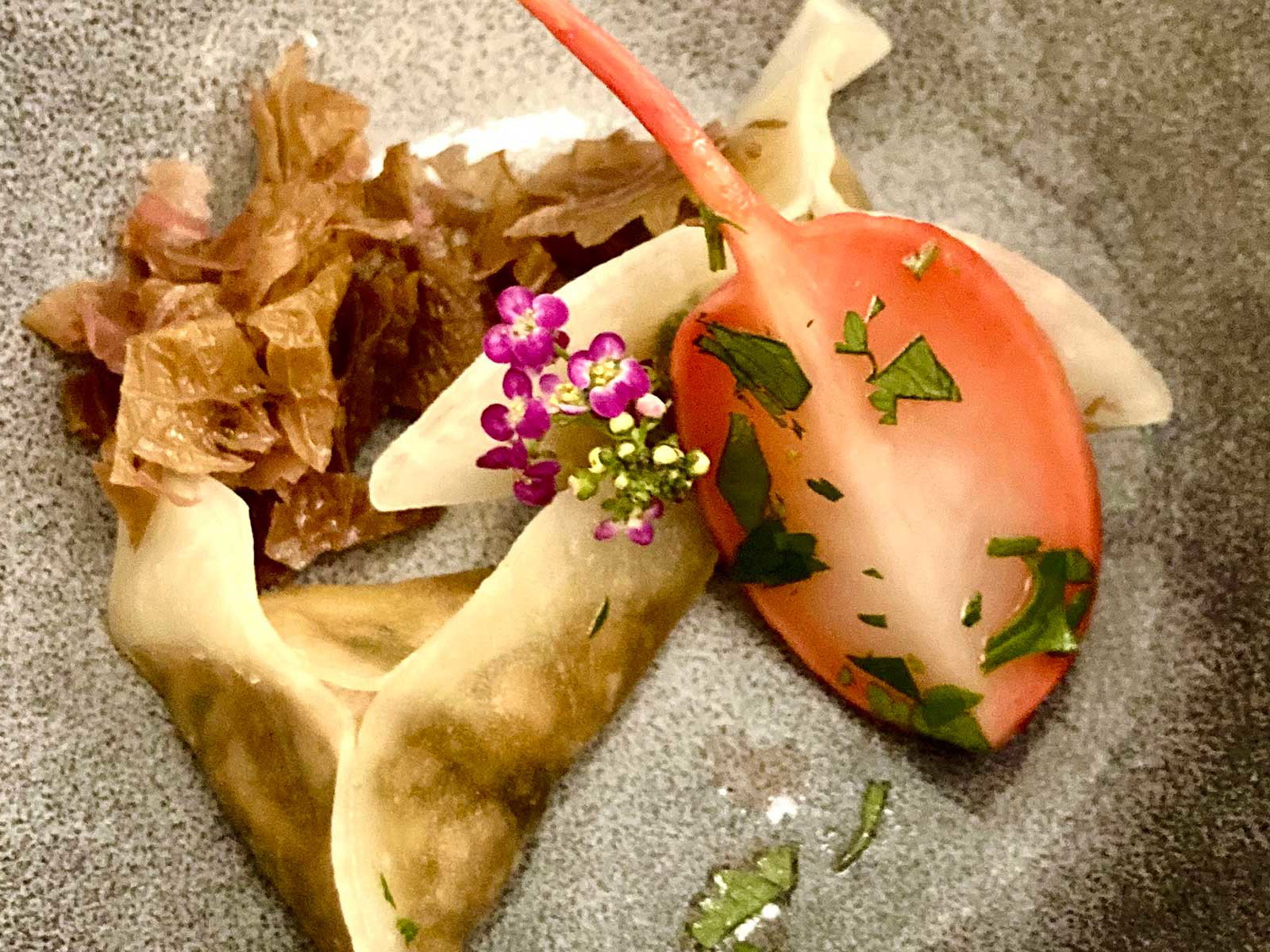 Rettichtasche mit Shiso und Radieschen aus dem »Nagare«.