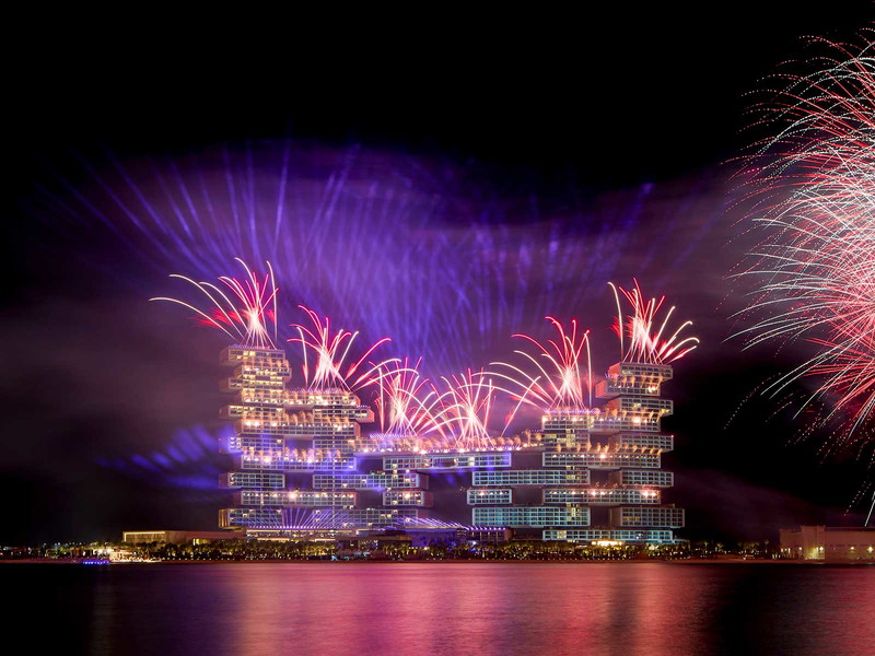 Bei der feierlichen Eröffnungsparty des »Atlantis The Royal« war nicht nur das Feuerwerk faszinierend.