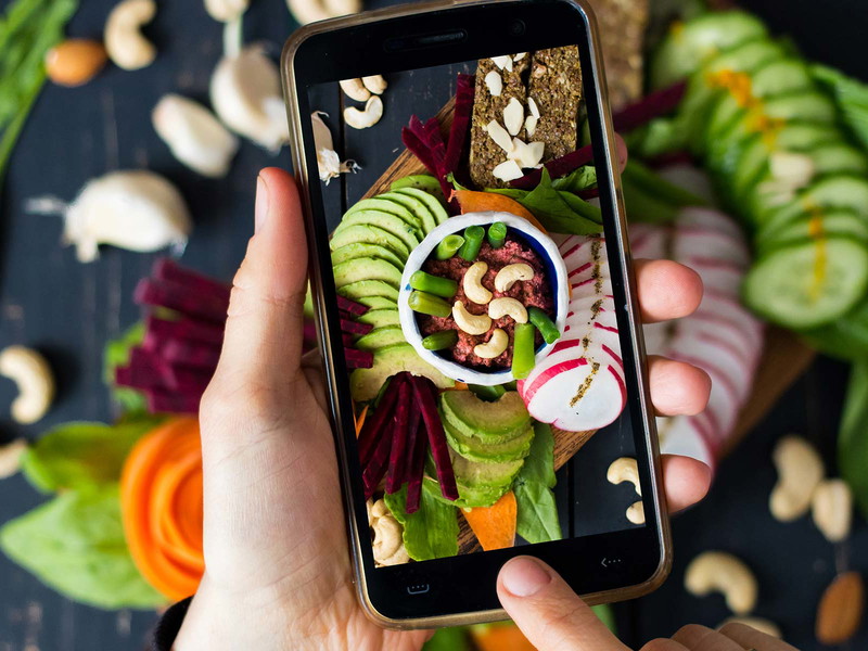 Social-Media-Plattformen wie Instagram sind übersät mit spannenden, veganen Gerichten.&nbsp;
