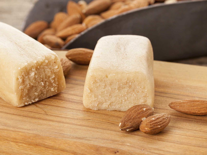 Marzipan wird traditionell aus Mandeln und Zucker hergestellt.