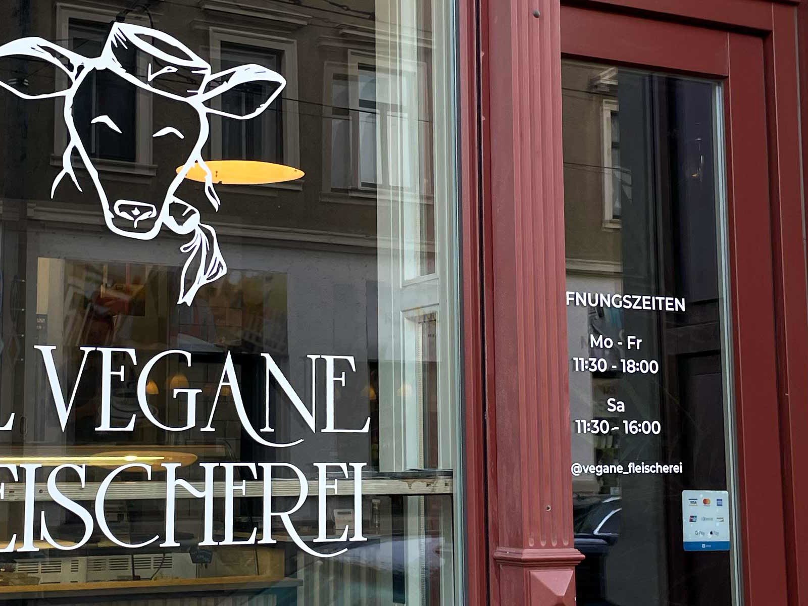 In der »Veganen Fleischerei« gibt es neben fleischfreien Braten und Wurstspezialitäten auch Wein.