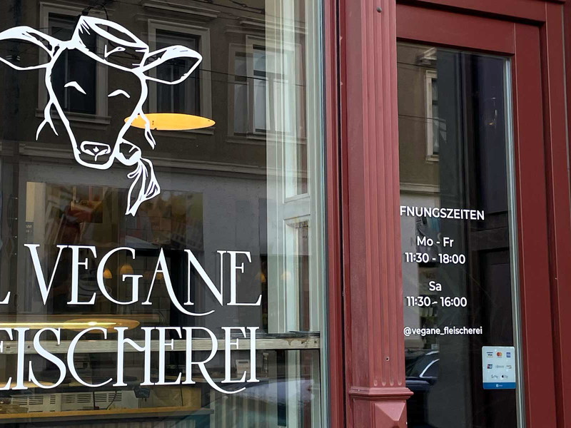 In der »Veganen Fleischerei« gibt es neben fleischfreien Braten und Wurstspezialitäten auch Wein.