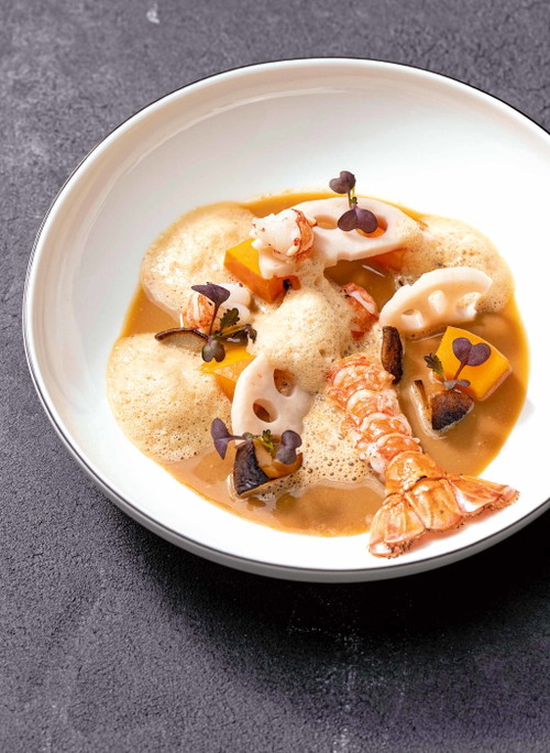 Langustensuppe mit Lotus, Kürbis und Shiitake.
