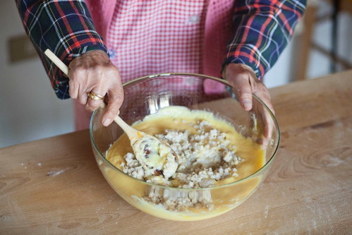 2. Die Füllung machen
Alle Zutaten für die Füllung&nbsp; – Ricotta, Zucker, Eier, Weizen, kandierte Zitrusschale,&nbsp;Orangenwasser – gut miteinander vermischen und mit frisch geriebenen Zitrusschalen aromatisieren.