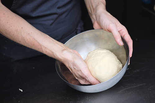 4. Glätten Den Teig zu einer glatten Kugel formen.