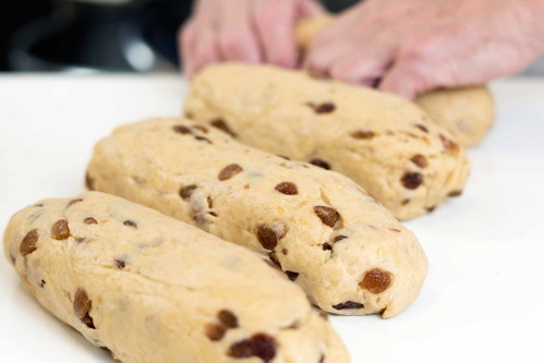 5. Den Stollen formen und dann noch einige Zeit aufgehen lassen. Bei 150&nbsp;°C backen.