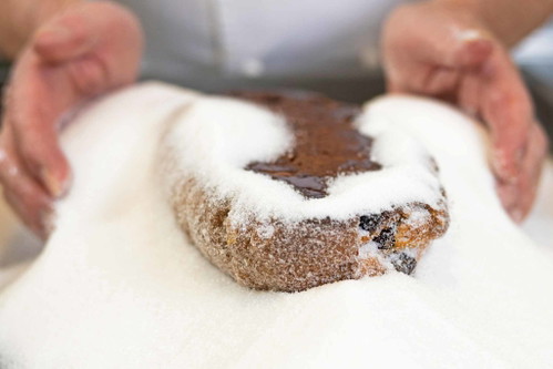 8. Das Gebäck noch warm in Feinkristall- und Vanillezucker wälzen.