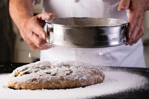 9. Stollen auskühlen lassen und kräftig mit Staubzucker bestreuen.