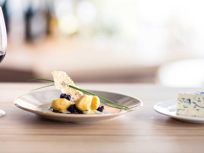 Polenta und Cambozola geben ein schmackhaftes Paar ab.