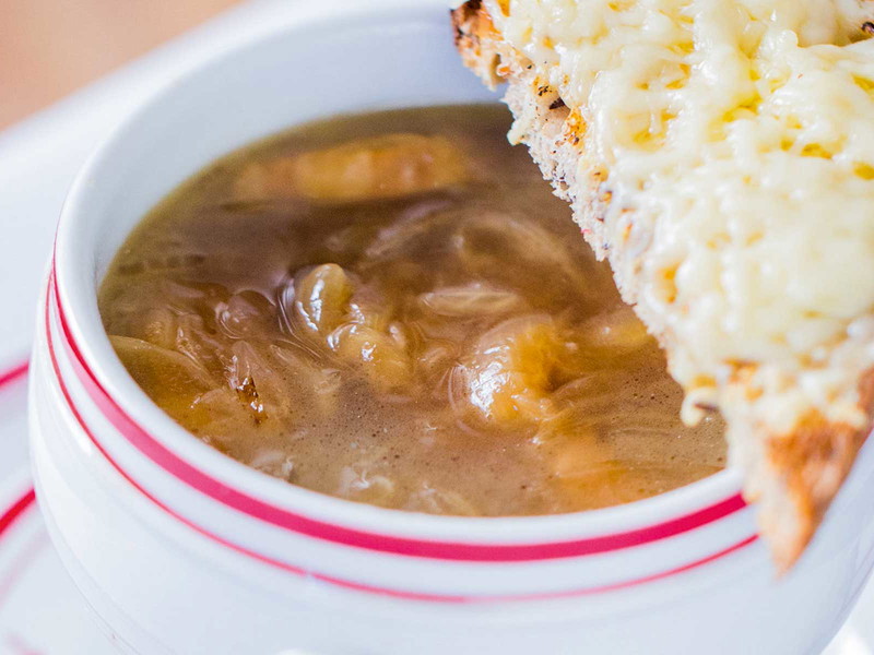 Dauerbrenner in französischen Bistros: Die Zwiebelsuppe.