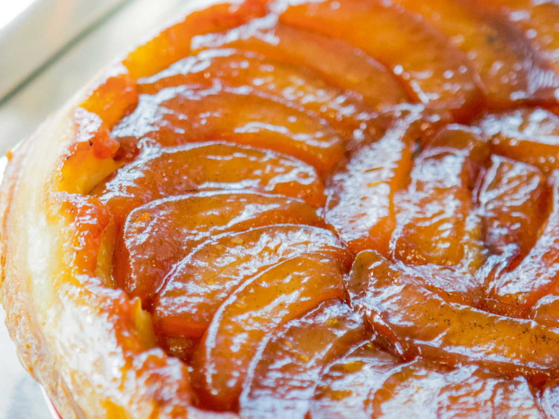 Mürbeteig mit Karamell macht diese Tarte sündhaft gut.