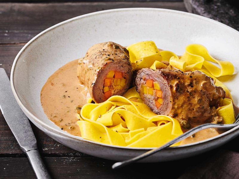 Rindsrouladen dürfen mit Recht als Herzstück der Wiener Küche gelten. Es gibt aber viele andere Varianten, ein zartes Stück Fleisch delikat zu füllen.