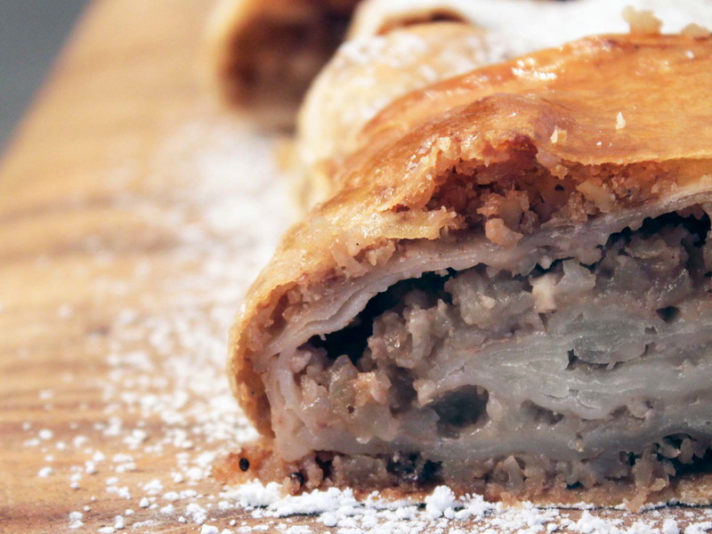 Veganer Apfelstrudel mit Rum-Kokos-Soße