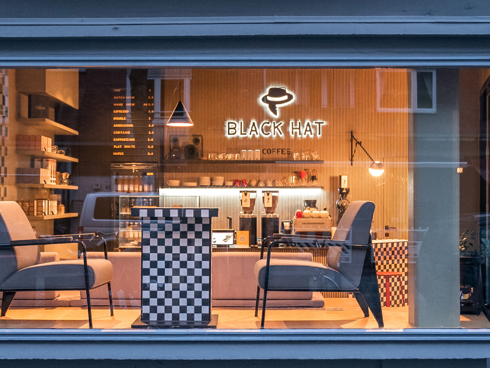 Kaffeegenuss trifft Design im Hamburger »Black Hat Coffee«.