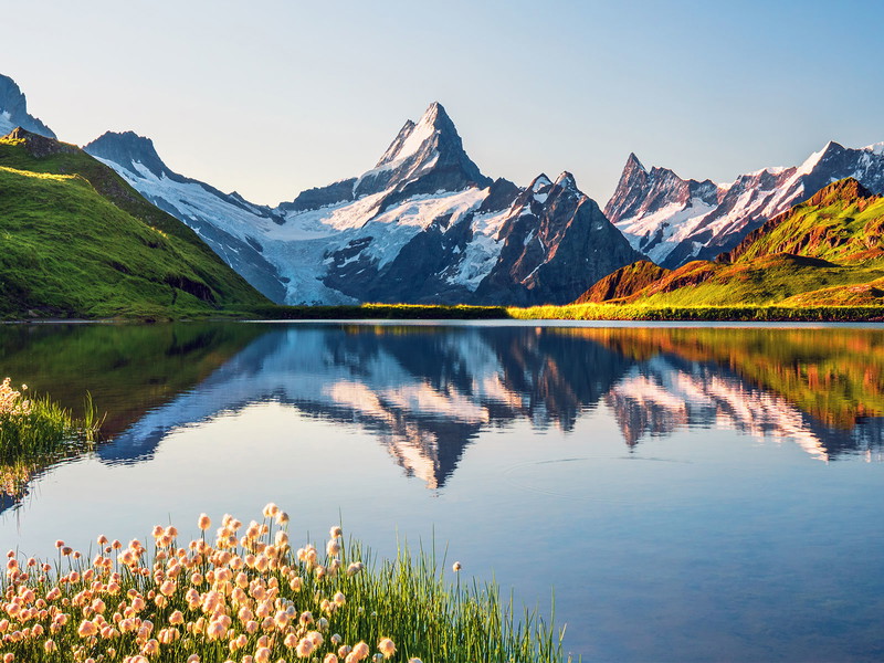 Sonnenaufgang über dem Bachalpsee auf der Berner Höhe.