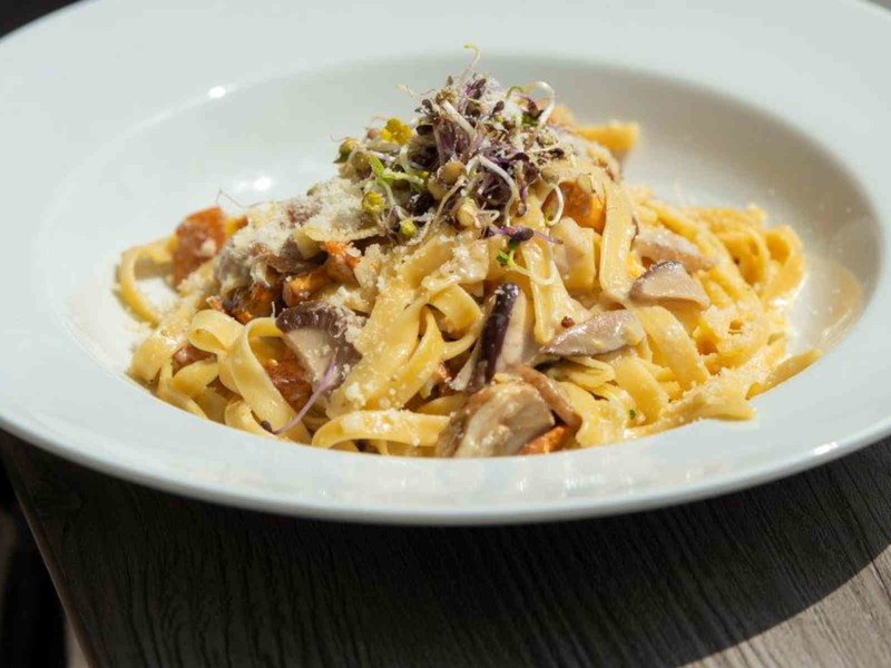 Der Küchenchef nutzt Eierschwammerl, Parasol und Steinpilze für das Gericht.