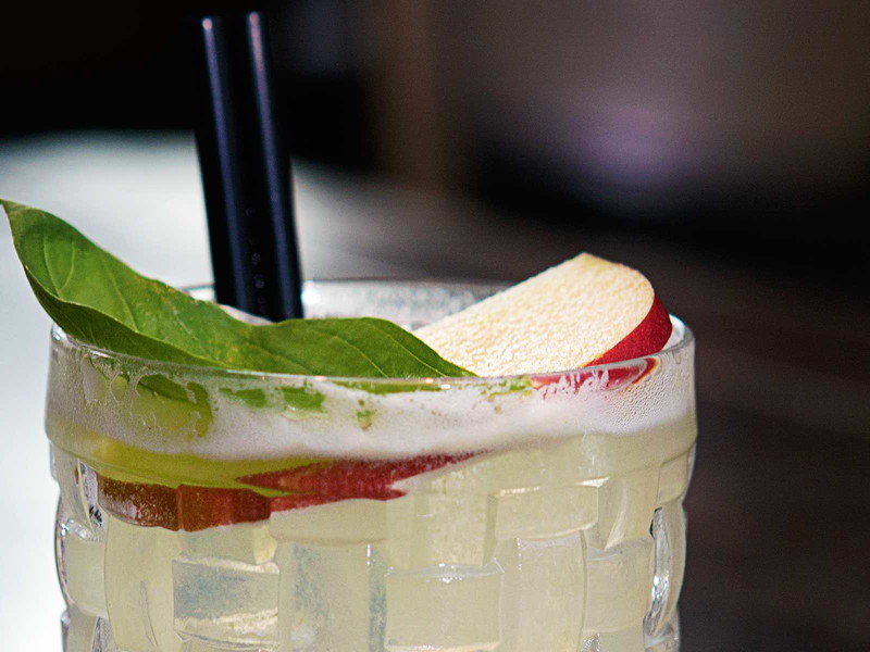 Erfrischender Sommercocktail mit Apfelbrand und Ginger Beer: «Apple Smule».