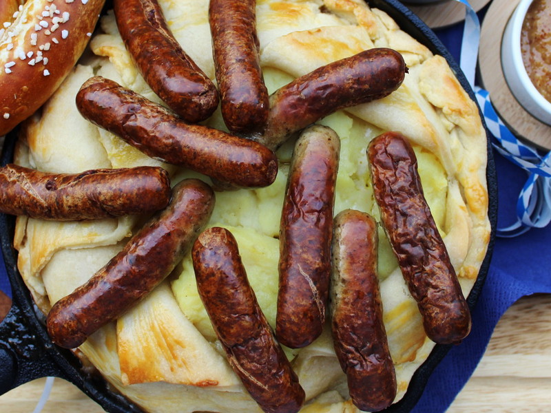 Unter dem aufgeklappten Mürbeteigdeckel verstecken sich Kartoffelbrei und leckeres Sauerkraut.