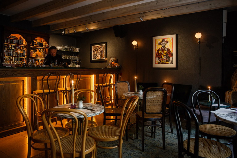 Gedimmtes Licht und Gemütlichkeit: Wer einen Platz an der Bar möchte, muss vorbeikommen – Reservierung unmöglich.